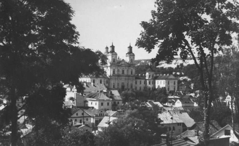 lecz wielkość murów znika